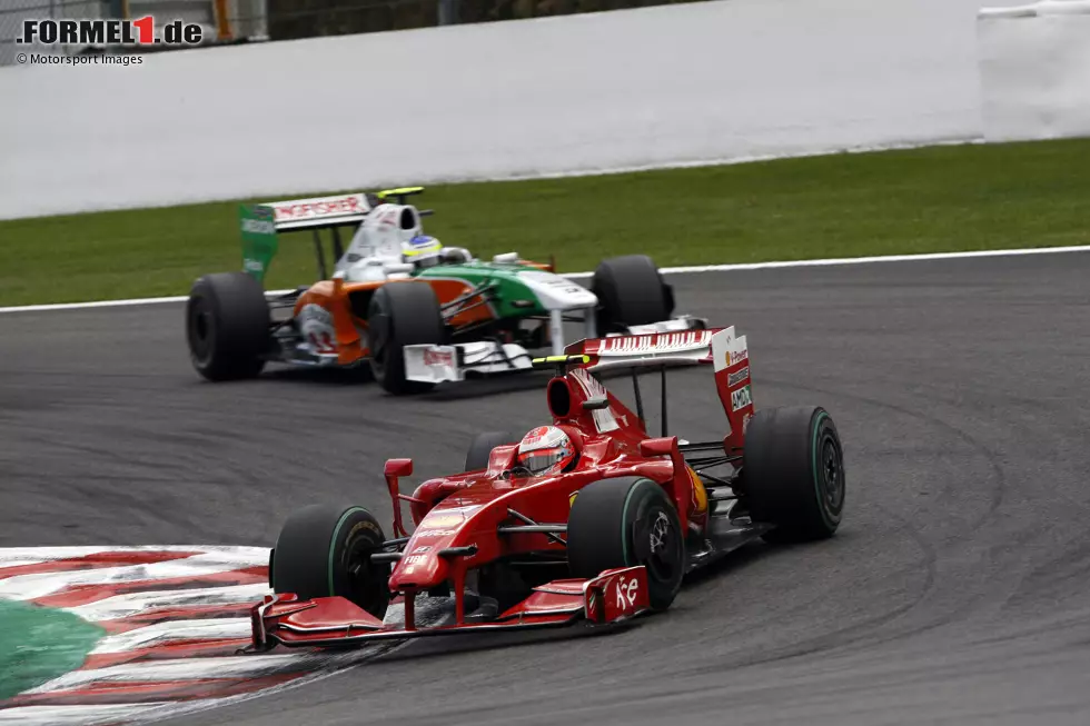 Foto zur News: 4. Grand Prix von Belgien 2009, Spa (Ferrari, P1): &quot;Wir waren definitiv nicht die Schnellsten, aber wir haben gewonnen&quot;, resümiert Räikkönen seine Leistung in Spa 2009 selbst. Er erwischt von P6 einen guten Start und fährt im Verlauf der ersten Runde bis auf Rang zwei vor, während Zwischenfälle dahinter für ein Safety-Car sorgen.