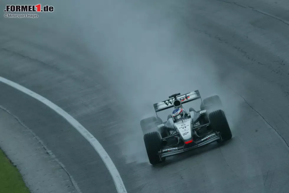 Foto zur News: 5. Grand Prix der USA 2003, Indianapolis (McLaren, P2): Räikkönen führt von der Poleposition im Trockenen, gejagt von Ralf Schumachers Williams, bevor leichter Regen einsetzt. Das hilft zunächst den Michelin-Fahrern wie Räikkönen, doch als es nasser wird, ist der Bridgestone-Gummi weit überlegen, was Schumachers Ferrari bevorteilt.