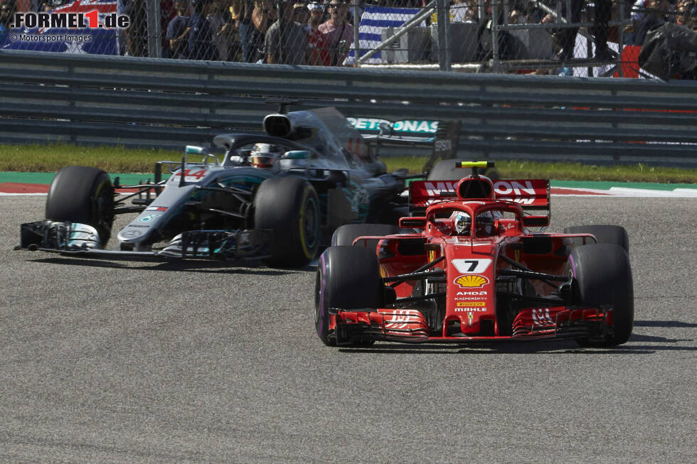 Foto zur News: 7. Grand Prix der USA 2018, Austin (Ferrari, P1): Durch eine Strafe von Teamkollege Vettel steht Räikkönen in der ersten Startreihe. Er nutzt seinen Gripvorteil auf ultrasoften Reifen und übernimmt am Start die Führung von Hamilton. Doch im Rennverlauf setzt nicht nur er Räikkönen unter Druck, auch Max Verstappen stößt hinzu.