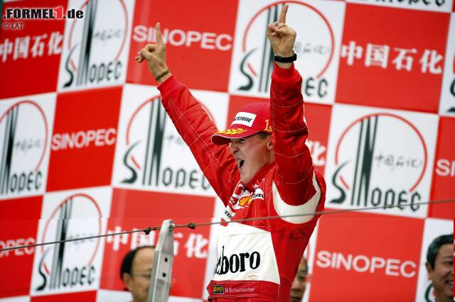 Foto zur News: Rennsiege (Michael Schumacher - 91): Lewis Hamilton steht aktuell bei 84 Triumphen. Bei sieben Saisonsiegen in 2020 könnte er mit "Schumi" gleichziehen, bei acht könnte er ihn sogar überflügeln. Das wird am Ende aber natürlich auch davon abhängen, wie viele Rennen in diesem Jahr letztendlich überhaupt gefahren werden.