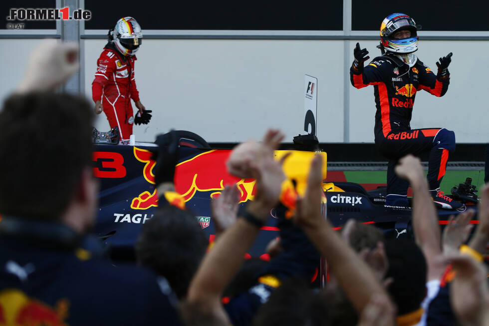 Foto zur News: 2017 wird die Aufgabe für Ricciardo bei Red Bull nicht einfacher, immer öfter stiehlt ihm Verstappen die Show. Aber nicht beim verrückten Chaos-Rennen in Baku, das der Australier gewinnen kann. Es bleibt sein einziger Triumph in jenem Jahr, er wird in der Weltmeisterschaft Gesamtfünfter.