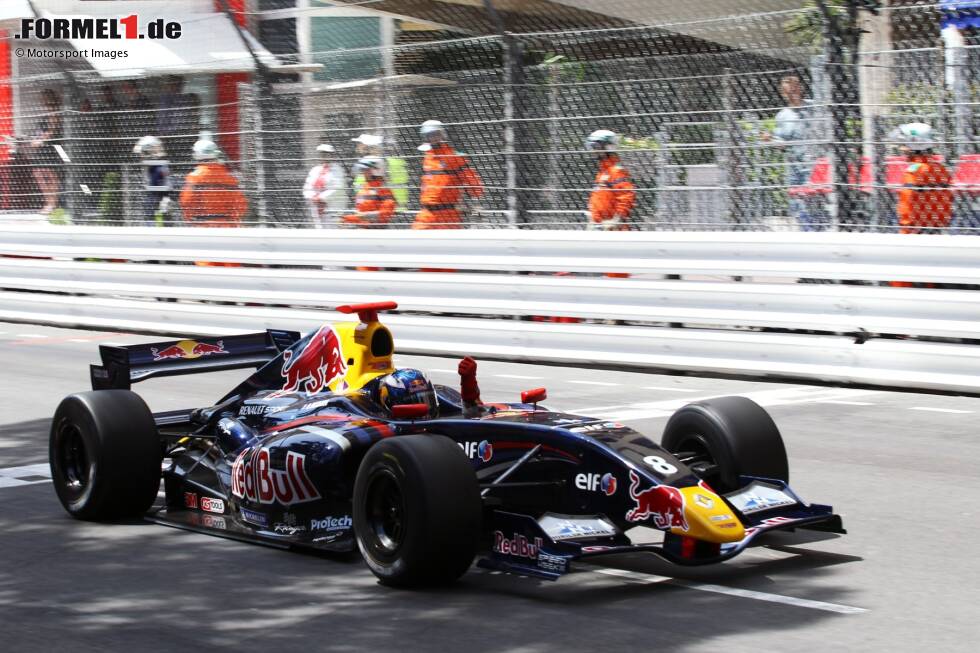 Foto zur News: Auch 2010 bleibt Ricciardo Formel-1-Testfahrer und darf das Weltmeisterauto von Vettel in Abu Dhabi erneut testen. Zuvor gewinnt er in der Formel Renault 3.5 vier Rennen und holt acht Podestplätze - das reicht am Ende allerdings nur für den Vize-Meistertitel.