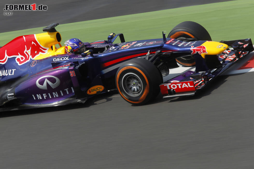 Foto zur News: Beim Young-Driver-Test in Silverstone darf die Nachwuchshoffnung schließlich im aktuellen Red Bull RB9 von Vettel und Webber Platz nehmen. Zu jenem Zeitpunkt ist bereits bekannt, dass der Australier das Topteam zu Saisonende verlassen wird ...