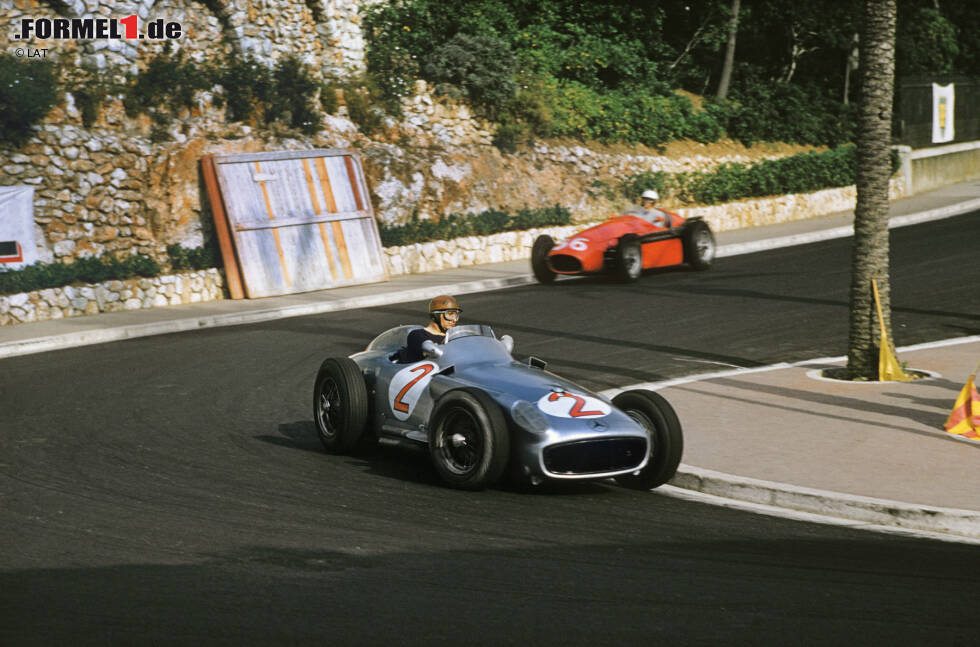 Foto zur News: Fährt er die ersten Saisonrennen noch für Maserati, wechselt er ab dem vierten Saisonlauf in Frankreich zu Mercedes. Am Ende des Jahres steht der WM-Titel, 1955 wiederholt er seinen Erfolg mit den Silberpfeilen. Am Ende seiner Karriere ist Fangio mit vier verschiedenen Herstellern Weltmeister geworden - einmalig!