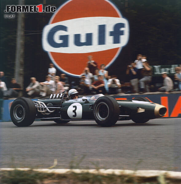 Foto zur News: Ab 1962 geht Brabham für sein eigenes Team an den Start, muss dort aber natürlich erst einmal Aufbauarbeit leisten. Die ultimative Belohnung folgt 1966, als Brabham den Titel gewinnt und somit Geschichte schreibt. Für Brabham selbst ist es die dritte und letzte Meisterschaft, sein Team holt später noch drei weitere Male den Fahrertitel.