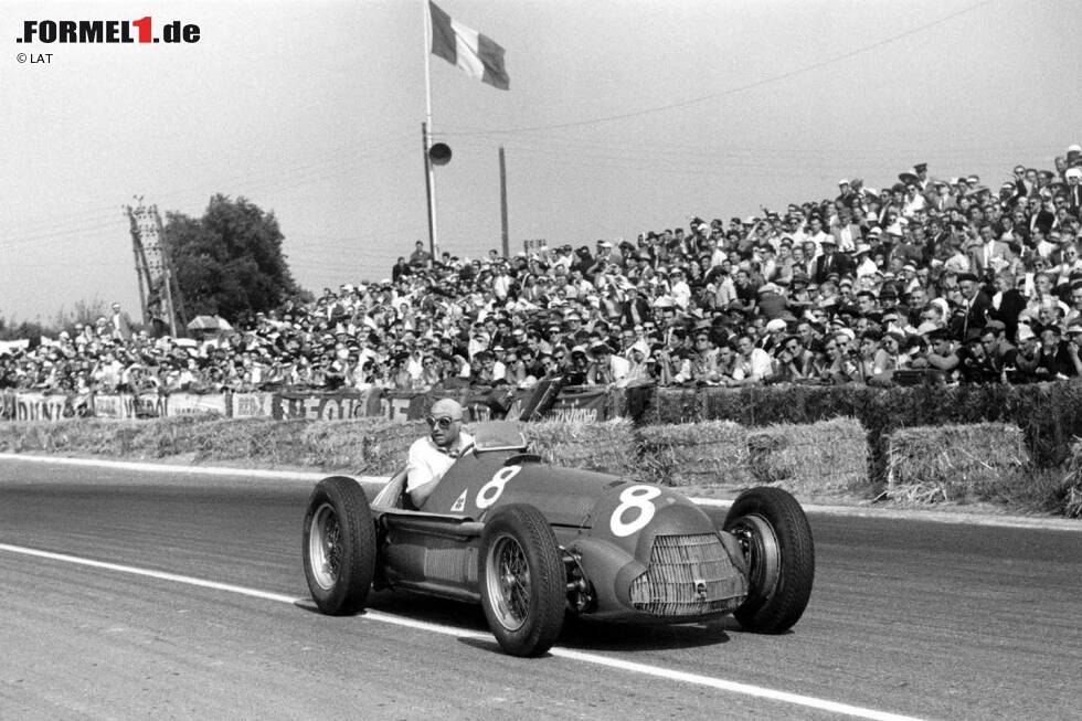 Foto zur News: Juan Manuel Fangio zu Mercedes (1954): Der spätere fünfmalige Weltmeister wechselt seine Arbeitgeber in den Anfangsjahren der Formel 1 wie andere ihre Unterhosen. Ohne Risiko sind die Wechsel dabei nie, doch vor allem sein Gang zu Mercedes 1954 sticht heraus, denn die Silberpfeile sind damals komplett neu in der Formel 1.