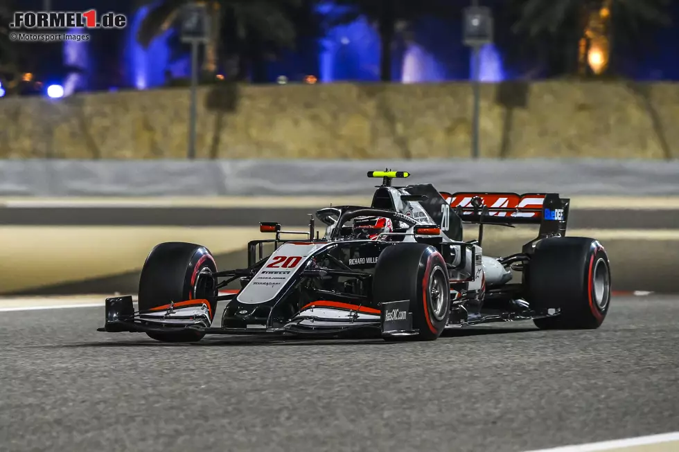 Foto zur News: Kevin Magnussen (3): P16 im Qualifying, P15 im Rennen. Mehr ist im Haas wohl aktuell nicht drin. Den Teamkollegen im Griff gehabt, auch wenn der an diesem Wochenende natürlich kein Maßstab war. Keine Fehler gemacht, und am Ende dort gelandet, wo man es in diesem Auto auch erwartet. Nicht mehr und nicht weniger.