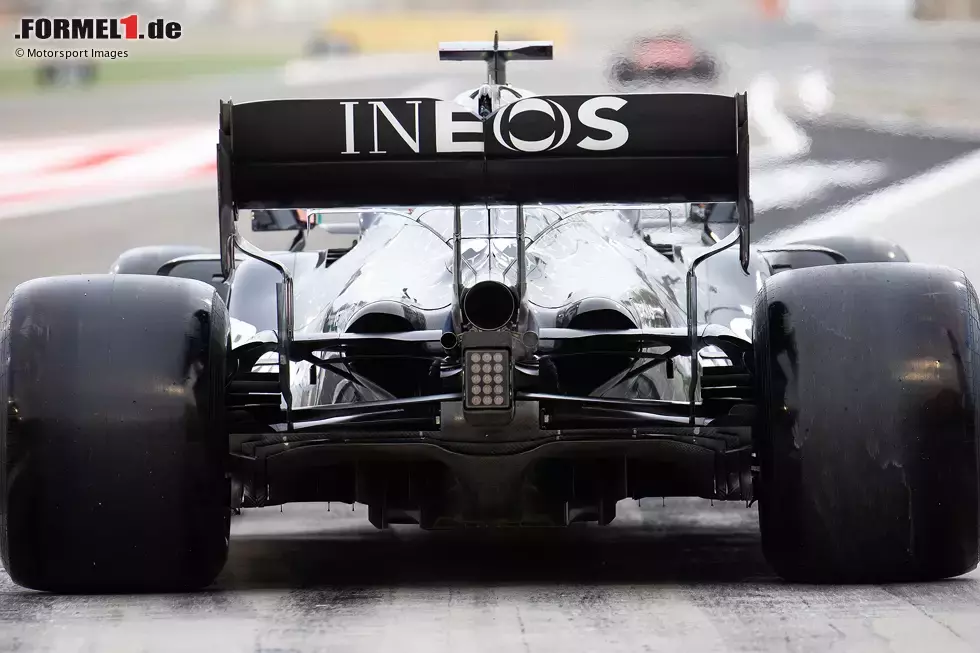 Foto zur News: Bottas testete eine höhergelegte Entlüftung mit zwei Pausbacken. Diese Lösung wurde letztlich für das Rennen an beiden Fahrzeugen verbaut. Das waren sie auch schon beim Bahrain-Grand-Prix eine Woche zuvor. Übernommen wurde der vorgelagerte T-Flügel mit speziell geschwungenem Design, das an Flügeltüren erinnert.