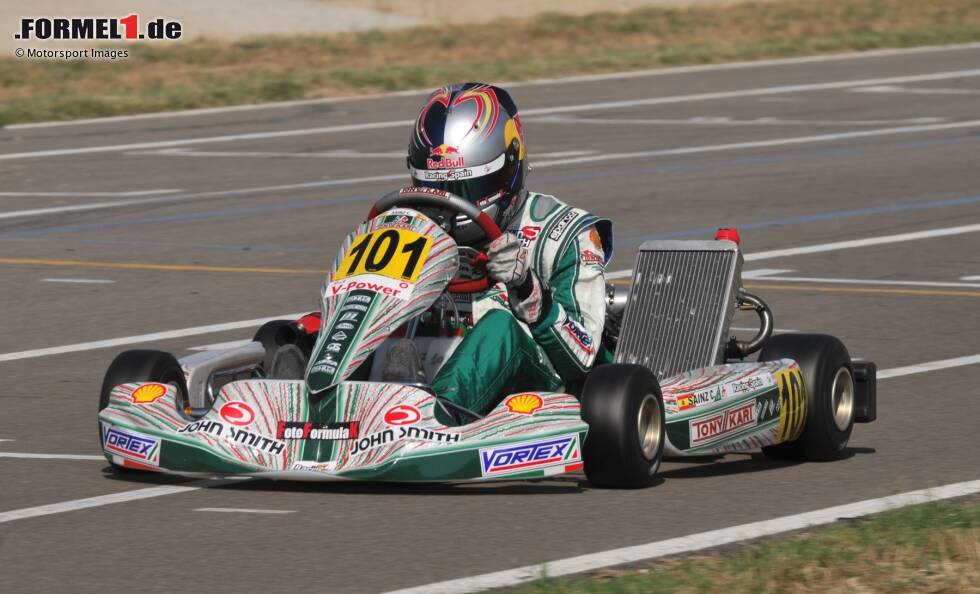 Foto zur News: Im Alter von sieben Jahren beginnt der Sainz-Spross mit dem Motorsport. Bis 2009 ist er in verschiedenen Kart-Klassen aktiv. In dieser Laufbahn fährt er mehrere Vize-Meistertitel ein. Der Umstieg in den Formelsport erfolgt 2010.