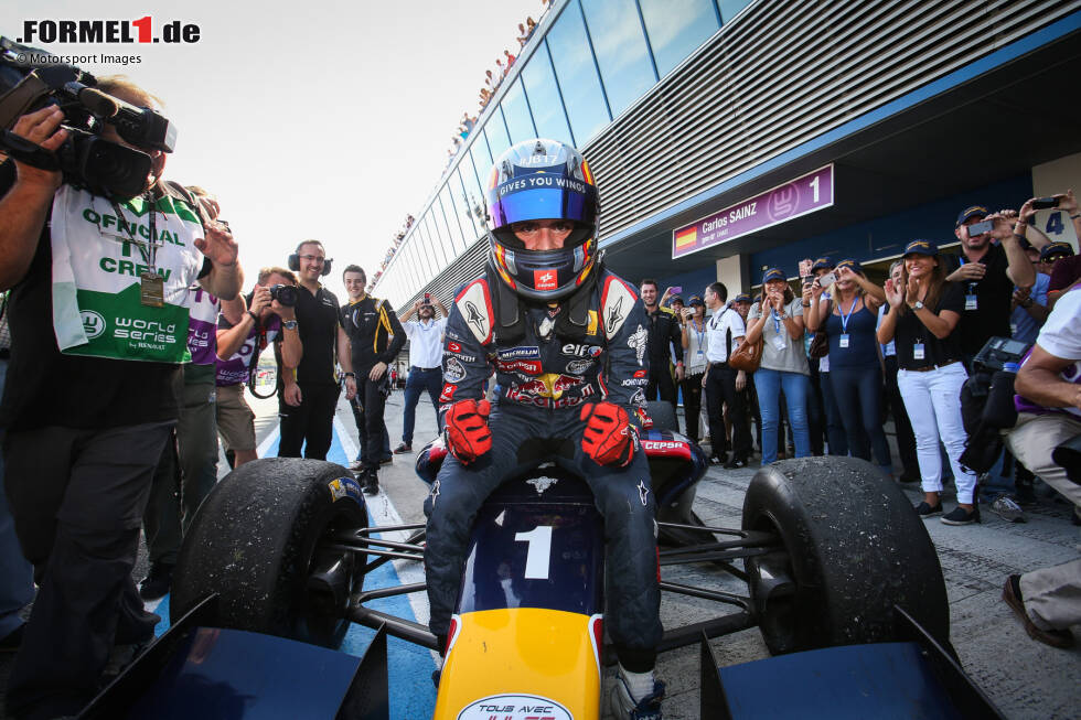 Foto zur News: 2014 läuft es in der Renault-World-Series wieder rund. Unter den Fittichen der Nachwuchsschmiede DAMS kann Sainz an frühere Erfolge anknüpfen, er gewinnt sieben Rennen und den Meistertitel. Ein wichtiger Meilenstein und sein Sprungbrett in die Königsklasse.