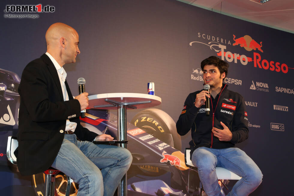 Foto zur News: ... denn am 29. November wird Sainz im Rahmen einer Pressekonferenz in Madrid offiziell als Toro-Rosso-Pilot für die Saison 2015 bekannt gegeben. &quot;Formel 1 - ein Traum, der soeben wahr wurde&quot;, twittert der damals 20-Jährige stolz. Er wird Teamkollege von Max Verstappen.