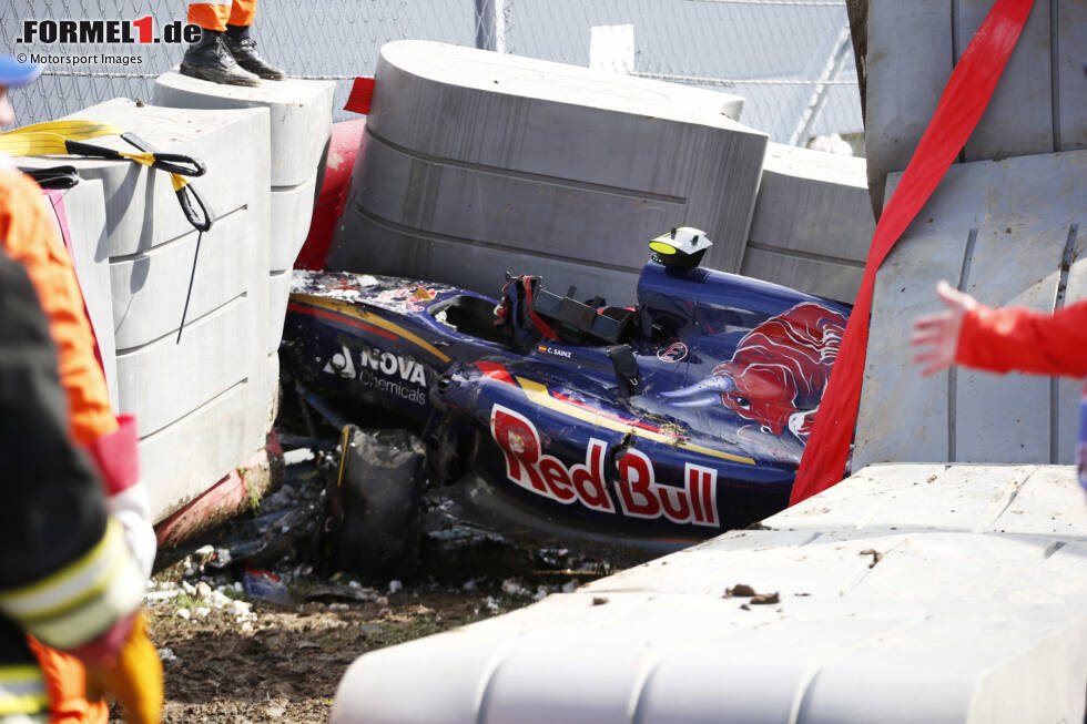 Foto zur News: Schock! Auf dem Sotschi-Autodrom verunfallt Sainz 2015 im Freien Training schwer. Sein STR10 schiebt sich unter die Tecpro-Barriere in die Leitplanke. Der Spanier wird ins Krankenhaus geflogen, kommt aber mit dem Schrecken unverletzt davon. Ein erster Dämpfer in seiner noch jungen Formel-1-Karriere.