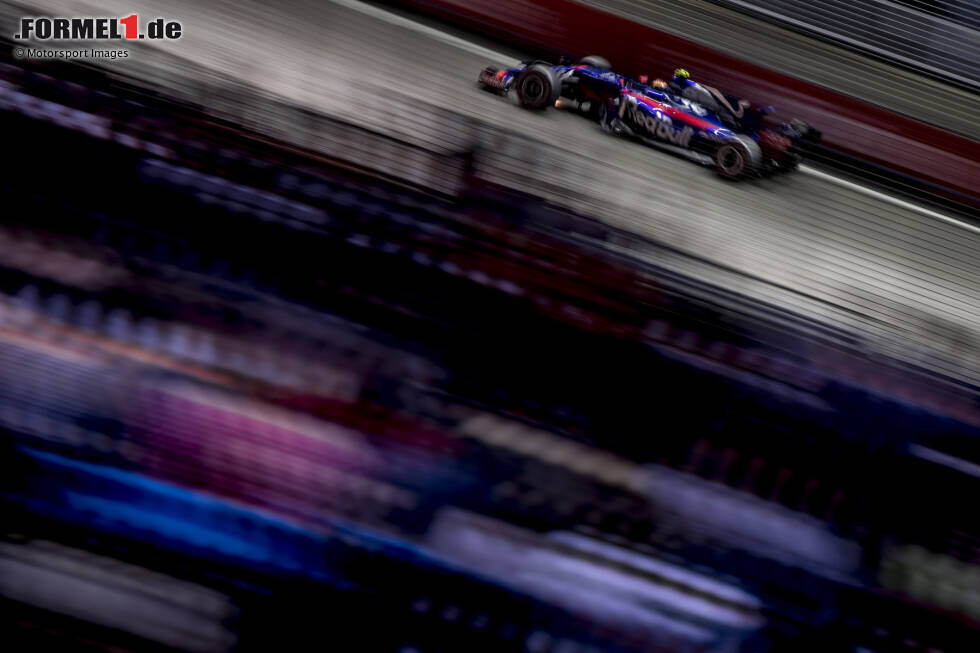 Foto zur News: Nach einer soliden ersten Saisonhälfte gelingt Sainz beim Grand Prix von Singapur 2017 eine Glanzleistung. Unter Flutlicht fährt er in den Häuserschluchten im STR12 auf den vierten Platz. Das beeindruckt nicht nur Franz Tost und Co. sondern auch die Konkurrenz ...