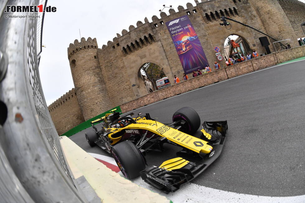 Foto zur News: Sainz startet mit sieben Top-10-Ergebnissen in die ersten acht Rennen der Saison 2018. In einem chaotischen Baku-Rennen kann er den fünften Rang einfahren, sein bestes Ergebnis mit Renault. Im Duell gegen Teamkollege Nico Hülkenberg hat er aber nicht immer die Nase vorn ...