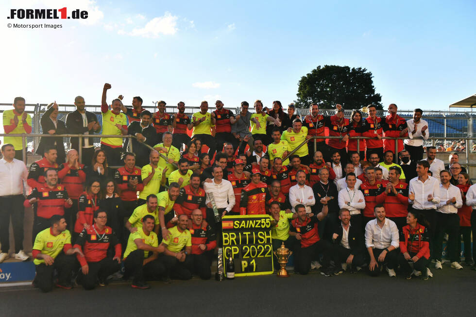 Foto zur News: In der Saison 2022 verliert Sainz das interne Ferrari-Duell gegen Leclerc nach zahlreichen Ausfällen und beendet die Saison erneut auf WM-Rang fünf. Es gibt allerdings ein großes Highlight: In Silverstone holt der Spanier seinen ersten Formel-1-Sieg!