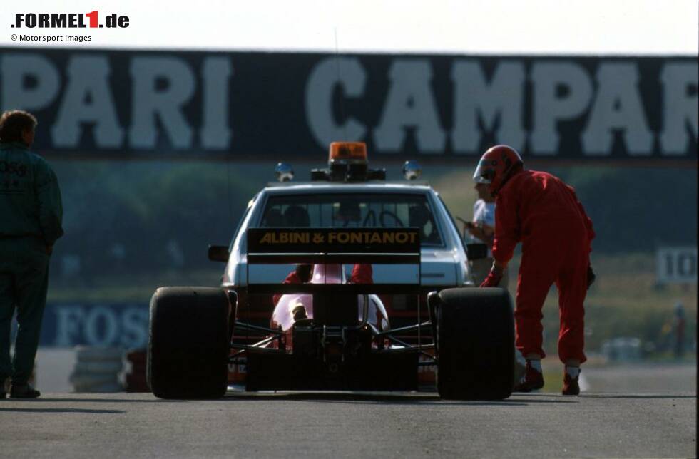 Foto zur News: Bernd Schneider weigert sich, für das Team zu fahren, so verpflichtet man Bruno Giacomelli, der zuletzt 1983 gefahren war. Der Italiener kommt nie weiter als acht Runden am Stück ohne technische Probleme und sagt später, er habe Angst, dass andere in sein Auto krachen, weil es so langsam ist. F1-Aus nach 14 erfolglosen Versuchen.