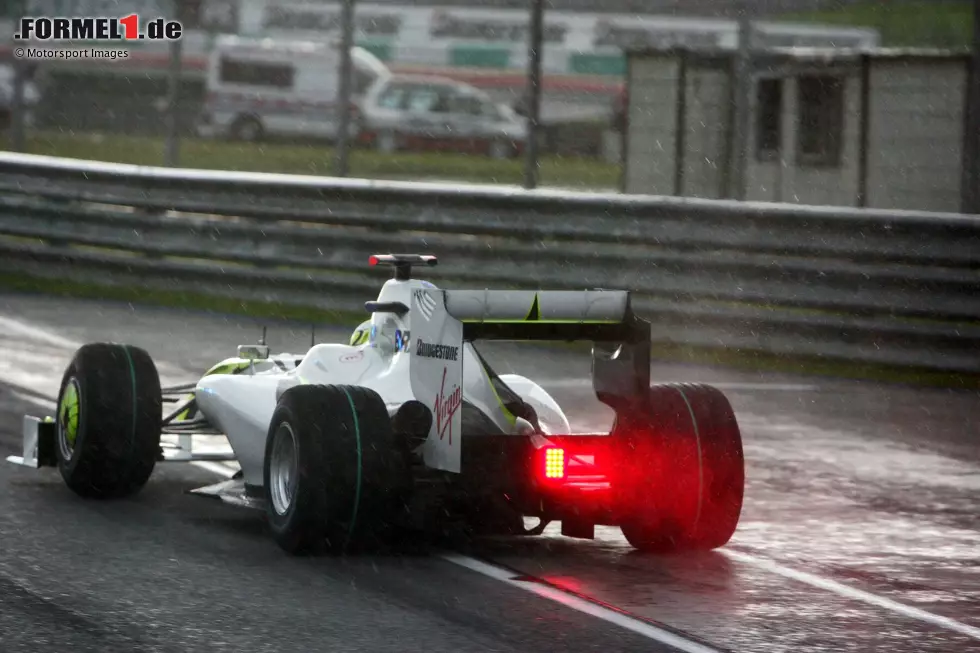 Foto zur News: Als der Regen stärker wird, sorgt das auch vorne im Feld für Veränderungen. Bei Brawn trifft man die Strategie nicht wirklich gut. Button legt insgesamt vier Boxenstopps ein und verliert zwischenzeitlich die Führung, die er sich zuvor im Trockenen zurückgeholt hatte.