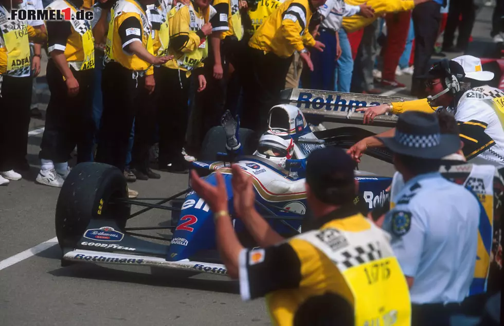 Foto zur News: Tatsächlich geht der letzte Saisonsieg 1994 an Nigel Mansell. Für den Champion von 1992 ist es der erste Sieg nach mehr als zwei Jahren, der erste Triumph seit seinem Comeback und auch der letzte Erfolg seiner langen Formel-1-Karriere. Im Kontext des Duells Schumacher/Hill bleibt das allerdings eine Randnotiz.