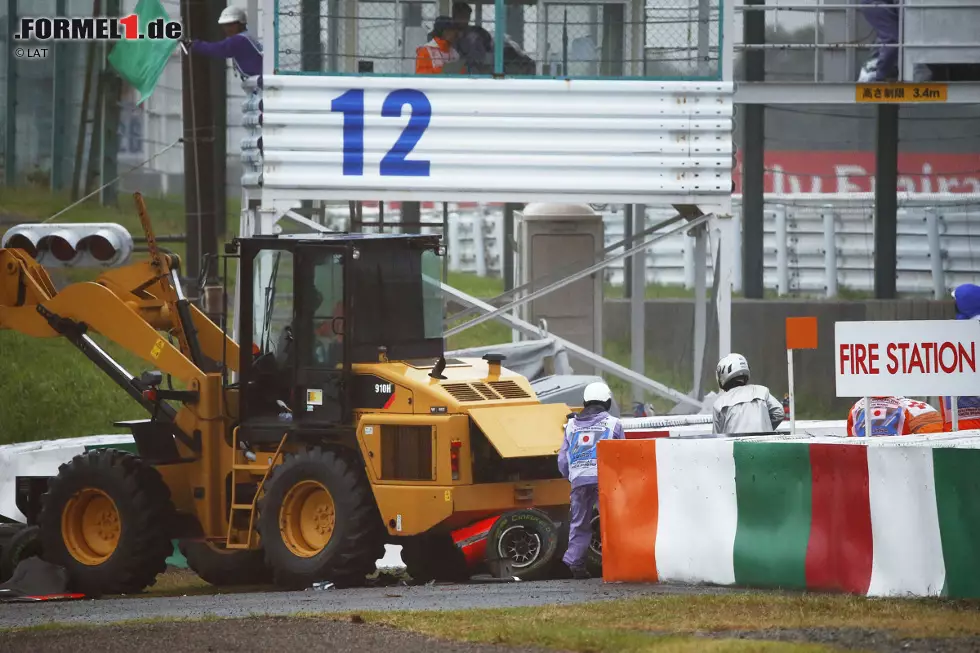 Foto zur News: Suzuka 2014 - Der 5. Oktober 2014 geht als schwarzer Tag in die Formel-1-Geschichte ein. Bei einem heftigen Unfall im Regen erleidet Marussia-Pilot Jules Bianchi schwerste Verletzungen, denen er später erliegt. Der Grand Prix wird abgebrochen und nicht neugestartet.