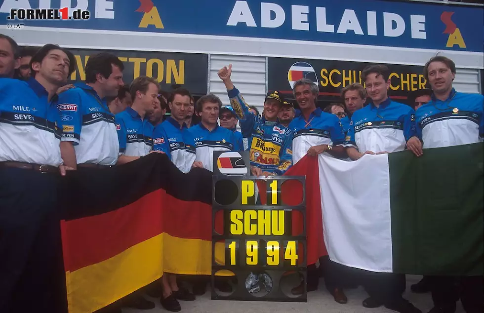 Foto zur News: Adelaide 1994 - Welcher Formel-1-Fan erinnert sich nicht an den ersten WM-Titel von Michael Schumacher? Beim Saisonfinale in Australien kommt es zum Crash mit Rivale Damon Hill. Beide sind raus und &quot;Schumi&quot; ist damit Weltmeister. Weniger bekannt ist, wer das Rennen anschließend gewinnt.