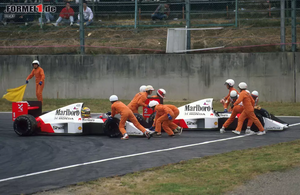 Foto zur News: Suzuka 1989 - Die Mutter aller Kollisionen unter Teamkollegen gibt es bereits 31 Jahre zuvor in Japan. Alain Prost und Ayrton Senna sorgen damals für eine der legendärsten Szenen der Formel-1-Geschichte. Prost ist sofort raus, Senna kann weiterfahren, wird allerdings später disqualifiziert. Wer gewinnt also?