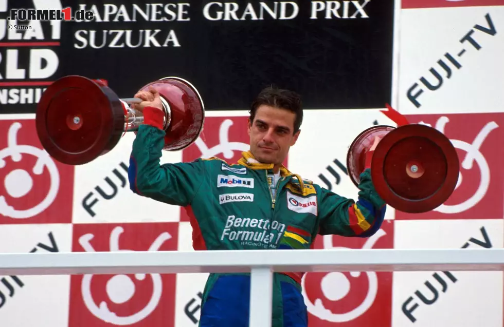 Foto zur News: Das große Profiteur heißt Alessandro Nannini. Der Italiener feiert durch das McLaren-Fiasko seinen ersten und einzigen Sieg in der Formel 1. Für Benetton ist es der erste Sieg seit 1986. Kurios: Ein Jahr später wiederholt sich das Prost/Senna-Szenario an gleicher Stelle ...