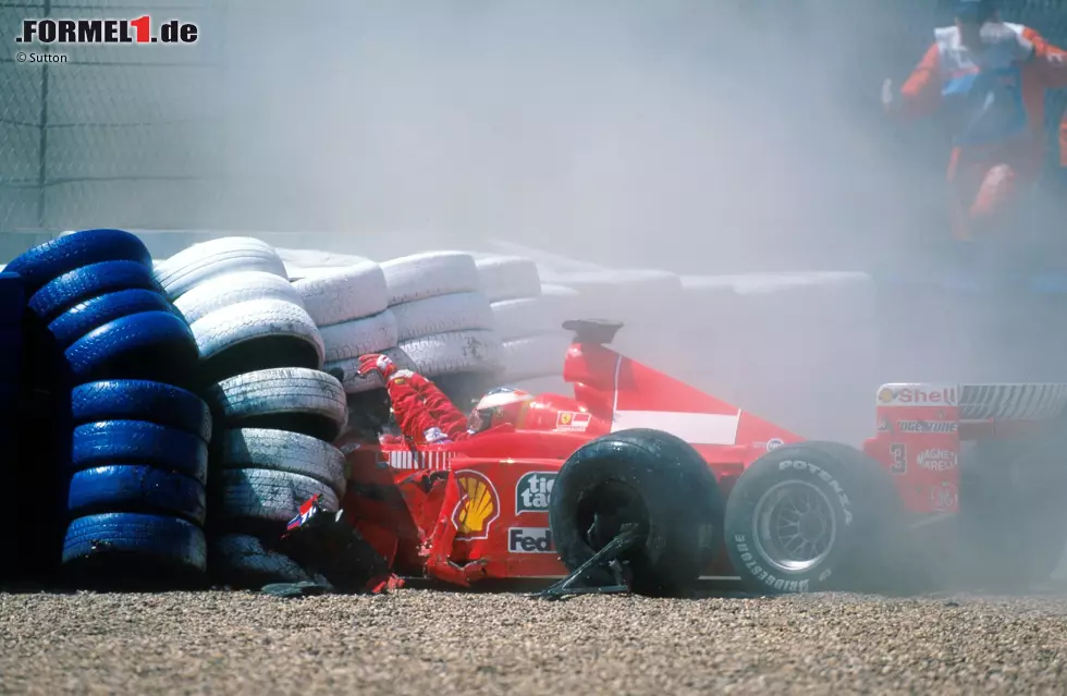 Foto zur News: Silverstone 1999 - Dieses Bild haben vor allem die deutschen Formel-1-Fans bis heute im Kopf. Zu Beginn des Großen Preises von Großbritannien fliegt Michael Schumacher nach einem Bremsdefekt ab und landet im Reifenstapel. Glück im Unglück: &quot;Schumi&quot; kommt mit einem Beinbruch noch halbwegs glimpflich davon.