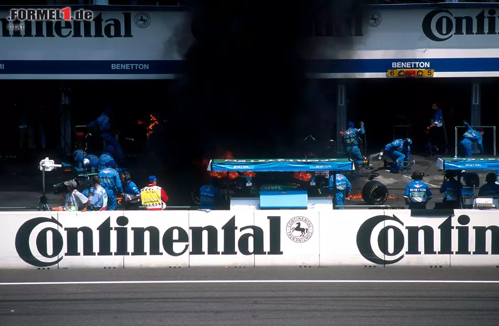 Foto zur News: Hockenheim 1994 - Wieder ein Foto für die Geschichtsbücher. Das Bild von Jos Verstappen im brennenden Benetton geht anschließend um die Welt. Wegen des Feuerunfalls erinnern sich bis heute viele Formel-1-Fans an den Großen Preis von Deutschland 1994. Nur wenige wissen aber, wer damals gewonnen hat.