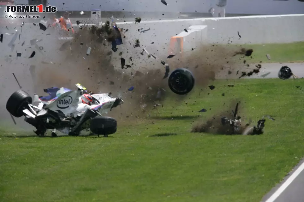 Foto zur News: Montreal 2007 - Zumindest optisch ist der Abflug von Robert Kubica in Kanada noch heftiger als Schumachers Crash in Silverstone neun Jahre zuvor. Auch hier Glück im Unglück: Kubica muss anschließend nur ein Rennen pausieren - und ist damit sogar deutlich schneller als Schumacher wieder fit.