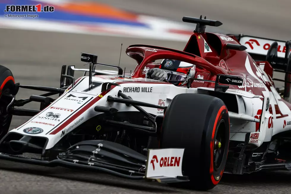 Foto zur News: Kimi Räikkönen (4): Letzter Platz im Qualifying nach einem Dreher - und das nicht zum ersten Mal in diesem Jahr. Im Rennen dann deutlich stärker, aber mehr als P14 war im Alfa Romeo mit der miesen Ausgangsposition nicht drin. Hat sich sein Rekordrennen mit dem eigenen Fehler bereits am Samstag selbst ruiniert.