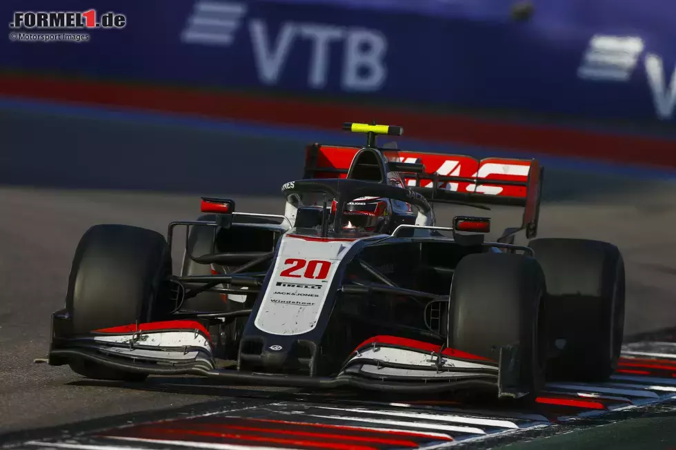 Foto zur News: Kevin Magnussen (3): Schlechtes Qualifying, aber dafür ein Bombenstart. Lag nach der ersten Runde in den Punkten, obwohl er nur von P18 kam! Konnte die Position im Haas verständlicherweise nicht halten, am Ende P12. Trotzdem ein sehr ordentliches Rennen, sogar mit der Tendenz zur 2.