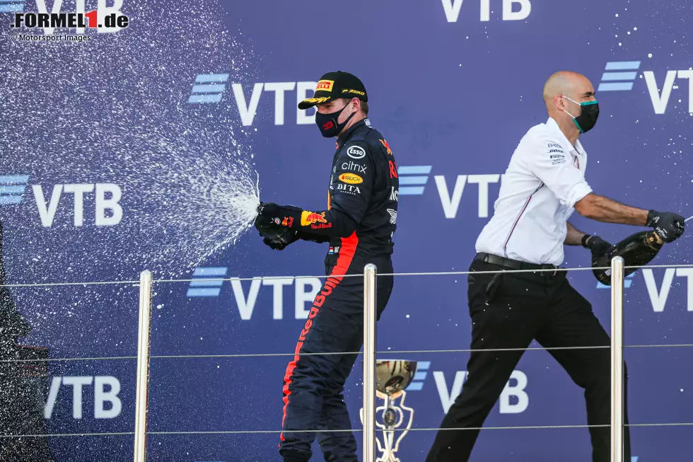 Foto zur News: Max Verstappen (2): Eigentlich eine 1, nachdem er im Qualifying und im Rennen jeweils einen Mercedes geschlagen hat. Einen Abzug gibt es von uns allerdings für den Start, als er völlig ohne Not durch die Auslaufzone gefahren ist. Da hat er nicht nur eine Position verloren, es hätte mit etwas Pech auch ähnlich wie bei Sainz enden können ..