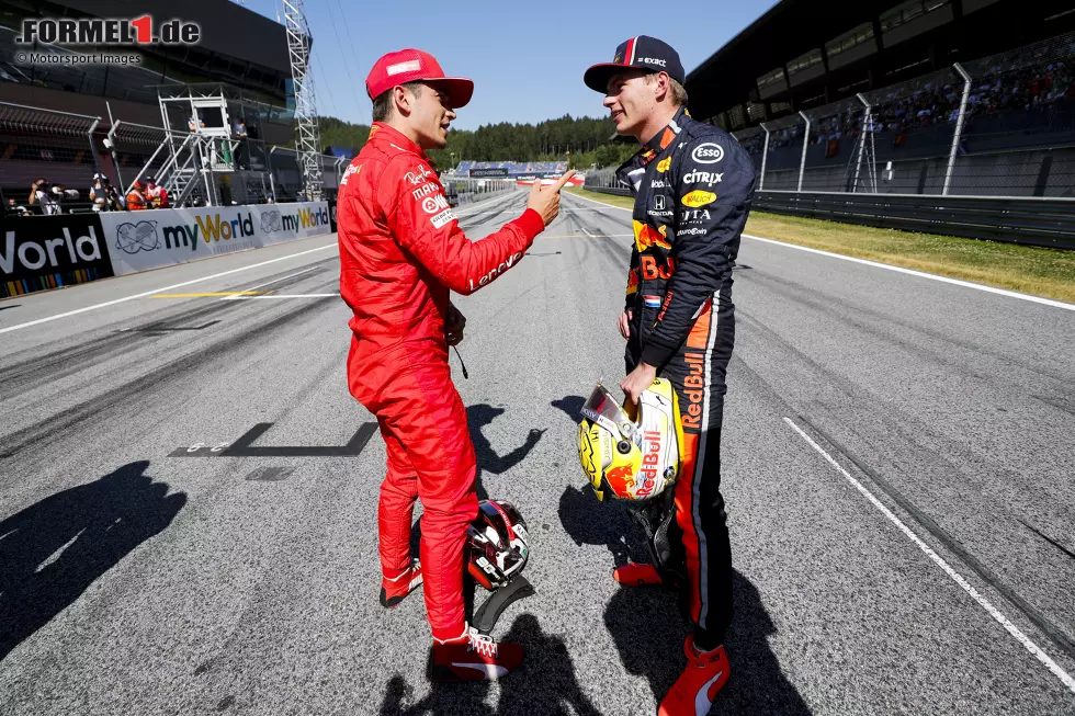 Foto zur News: Österreich 2019: &quot;Noch ein Foto der jungen Wilden. Es wurde nach der Qualifikation auf dem Red Bull Ring aufgenommen. Charles Leclerc hat sich gerade die Pole gesichert, während Max Verstappen Dritter wurde. Sie plaudern angeregt auf der Start-Ziel-Geraden. Tags darauf kam es zum Rad-an-Rad-Duell zwischen den beiden, Verstappen gewann.&quot;