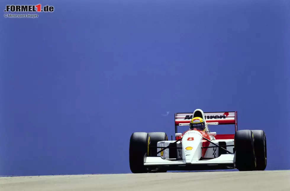 Foto zur News: Silverstone 1993: &quot;Silverstone war schon immer eine knifflige Strecke, um Formel-1-Autos zu fotografieren. Im alten Layout gab es jedoch eine sehr gute Stelle, mit Blick auf die Kuppe vor der Bridge-Kurve. Man musste auf dem Bauch liegen und den richtigen Moment abpassen, um einen scharfen Schuss zu landen - wie hier von Ayrton Senna.&quot;