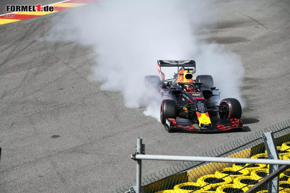 Foto zur News: Ein Minus steht auch bei Red Bull vor der Punkteanzahl. Die Mannschaft aus Milton Keynes konnte Max Verstappen zu Saisonbeginn kein siegfähiges Auto auf die Strecke stellen, Unfälle kamen obendrauf. Dennoch schaffte der Niederländer immerhin drei Siege. Das Team holte zwei Punkte weniger als 2018 (417:419).