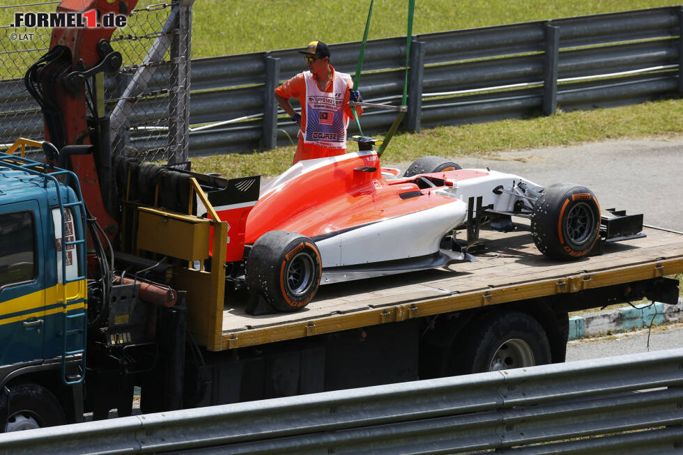 Foto zur News: #1 Marussia MR03B (2015): Im letzten Moment vor der Pleite gerettet, geht Marussia im Grunde ohne Chance in die neue Saison. Weil die Rettung so spät passiert, gibt es kein neues Auto und der Vorjahresmodell muss rustikal an die neuen Vorgaben angepasst werden, weil man nicht mit dem 2014er-Chassis fahren darf.