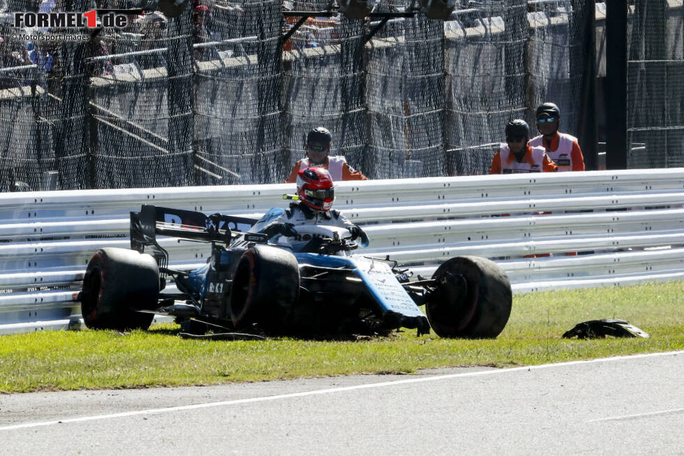 Foto zur News: Teilweise fehlen George Russell und Robert Kubica zwei Sekunden auf den Vorletzten, sodass die Fahrer auch im Rennen keine Chance auf einen fairen Kampf haben. Vor allem das umjubelte Comeback von Kubica wird zum Desaster: Der Pole schimpft zunehmend über das Auto und beendet sein Abenteuer nach nur einer Saison wieder.