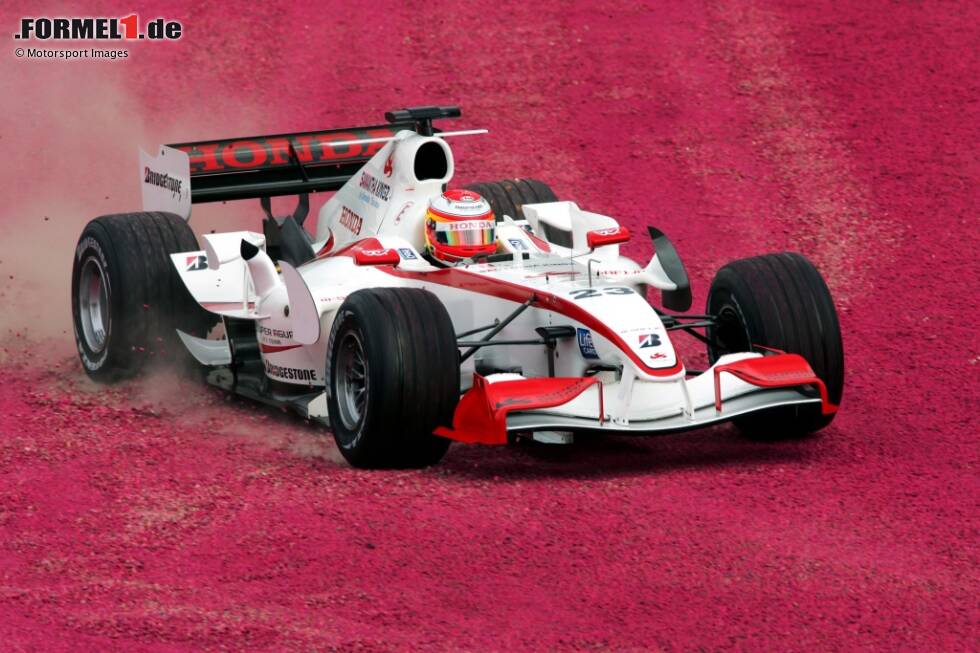 Foto zur News: Im ersten Qualifying in Bahrain fehlen Takuma Sato fünf Sekunden, Teamkollege Yuji Ide sogar fast acht - dennoch dürfen beide am Rennen teilnehmen. Erst für den Deutschland-Grand-Prix kommt ein komplett neues Fahrzeug und das Uralt-Auto kann eingemottet werden.