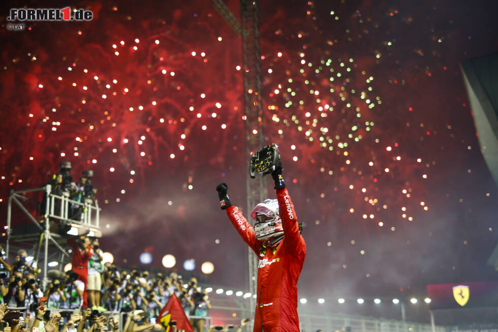 Foto zur News: Moment #6: Endlich! Sebastian Vettel wirkte in Singapur sichtlich erleichtert. Nach einer langen Durststrecke von 22 Rennen schaffte er wieder einen Sieg in der Formel 1. Und das auf einer Strecke, auf der Ferrari zuvor nicht als Favorit galt. Der Deutsche zeigte es seinen Kritikern ...