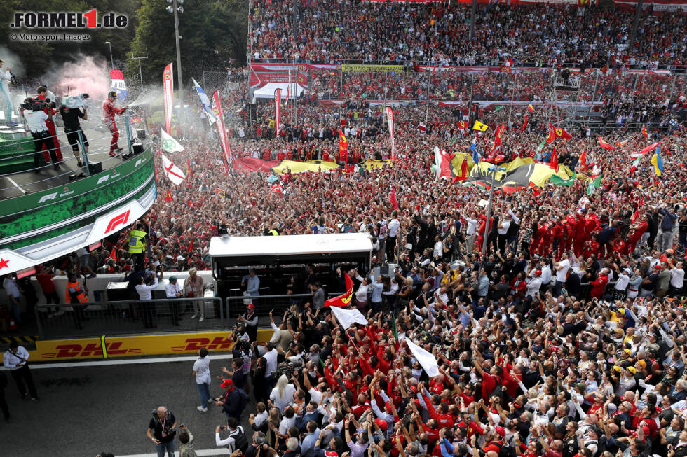 Foto zur News: Moment #4: Die tobenden Fanmassen in Monza feierten 2019 noch ausgelassener als sonst. Denn ein Ferrari-Pilot gewann zum ersten Mal seit 2010 das Rennen. Charles Leclerc setzte sich in einem harten Kampf gegen Hamilton durch und sicherte sich vor den Augen der Tifosi den emotionalen Triumph.