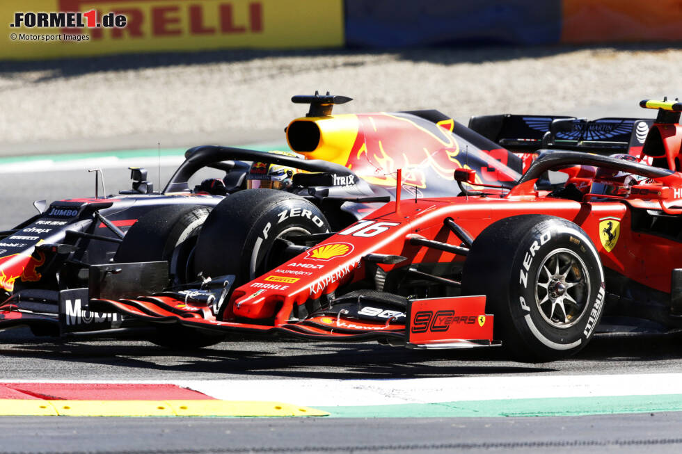 Foto zur News: ... der Niederländer griff den Ferrari wenige Runden vor Rennende in Kurve drei an. Diesmal ging das Manöver gut, allerdings untersuchten die FIA-Kommissare die Szene stundenlang. Am Ende die Entwarnung: Verstappen durfte den ersten Honda-Sieg mit Red Bull behalten und Leclerc musste weiter auf den ersten Triumph warten.