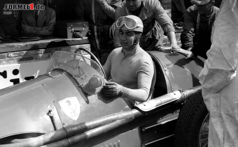 Foto zur News: Alberto Ascari zu Lancia (1954): 1952 und 1953 gewinnt der Italiener mit Ferrari zweimal in Folge den WM-Titel. Anschließend wechselt er zu Lancia, wo er mehr Geld als bei der Scuderia verdient. Es gibt nur ein kleines Problem: Zu Beginn der Saison 1954 ist das Auto noch gar nicht fertig ...