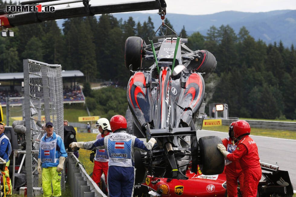 Foto zur News: Drei Jahre fährt Alonso im McLaren-Honda hinterher, bevor das Team 2018 zu Renault wechselt. Hängen bleibt vor allem Alonsos öffentliche Kritik (&quot;GP2-Motor&quot;) an den Japanern. Kleiner Trost: Obwohl er sportlich nur hinterherfährt, zählt Alonso zu den Spitzenverdienern in der Formel 1. Schmerzensgeld.