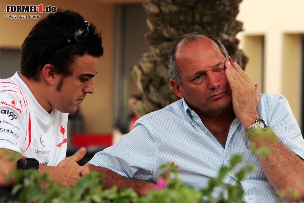 Foto zur News: Intern überwirft sich Alonso mit Teamboss Ron Dennis und dessen Schützling Lewis Hamilton, der im zweiten McLaren sitzt. Die Folge: Kimi Räikkönen wird im Ferrari als lachender Dritter Weltmeister - mit einem Punkt vor Alonso und Hamilton. Der Spanier flüchtet nach nur einem Jahr zurück zu Renault.