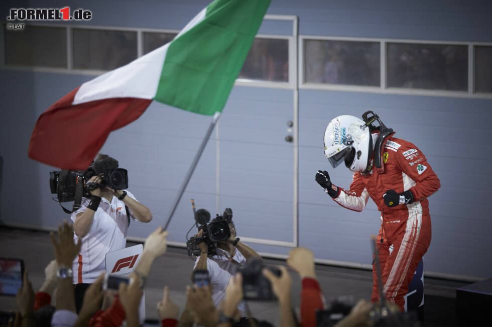 Foto zur News: Noch besser als im Vorjahr startet Vettel in die Saison 2018. Er gewinnt nicht nur den Auftakt in Australien (sein 100. Podium) sondern mit einer Meisterleistung auch den Grand Prix von Bahrain. Auf 39 Runden alten weichen Reifen hält er sich im Finish Valtteri Bottas vom Leib.