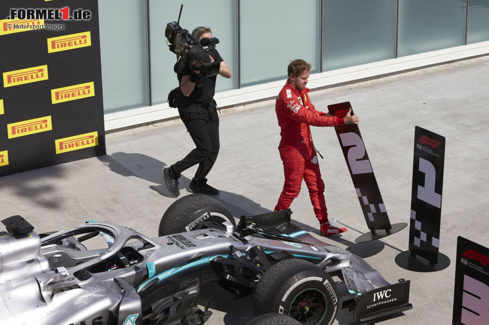 Foto zur News: Im Hintertreffen startet Vettel in das Jahr 2019. Sein neuer Teamkollege Charles Leclerc macht ihm Druck, erst im siebten Saisonrennen in Kanada präsentiert sich ihm die erste Siegchance. Nach einem strittigen Manöver gegen Hamilton wird er jedoch bestraft und verliert den Sieg. Im Parc ferme zeigt er der FIA, was er von der Strafe hält.