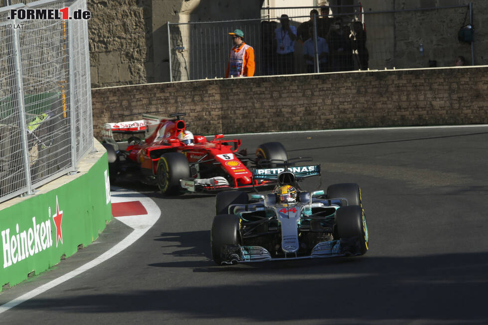 Foto zur News: Den Schwung kann Vettel in die erste Saisonhälfte mitnehmen, er gewinnt noch drei weitere Rennen (Bahrain, Monaco und Ungarn). Allerdings zeigt er erneut Nerven: In Baku kommt es in der Safety-Car-Phase zum mittlerweile berühmten &quot;Rammstoß&quot; gegen Lewis Hamilton, nachdem dieser beim Restart langsamer gemacht hat.