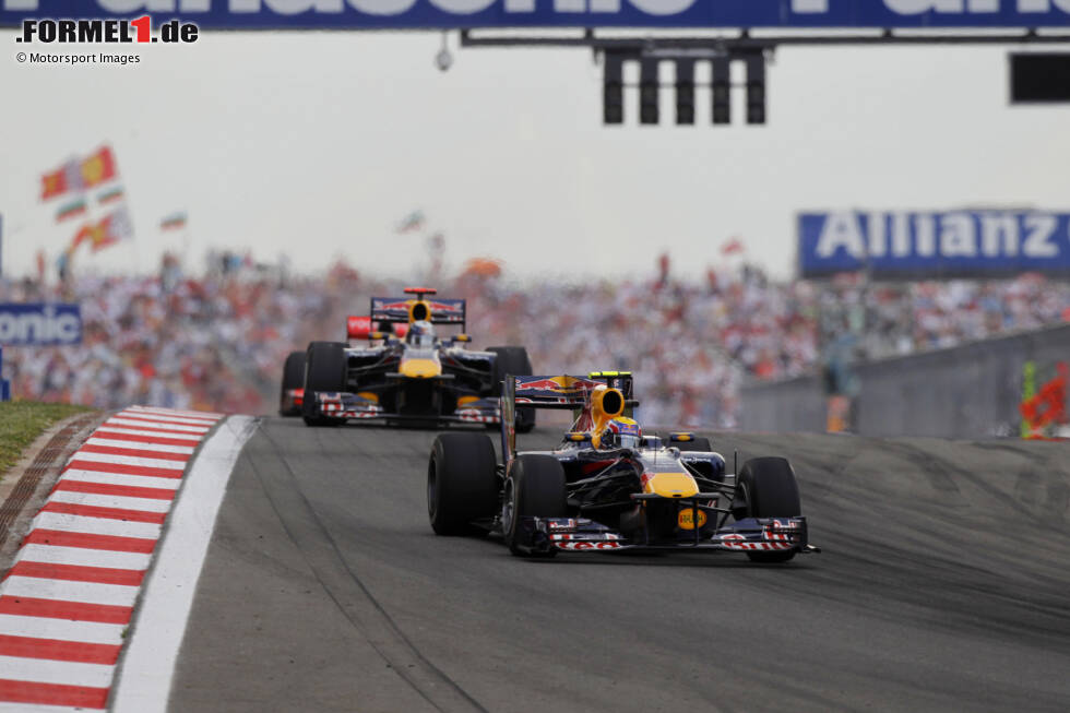 Foto zur News: Die Red-Bull-Teamkollegen Webber und Vettel kämpfen in Istanbul um die Führung.