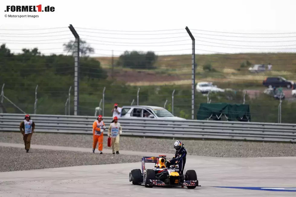 Foto zur News: Vettel muss den Grand Prix hingegen aufgeben und steigt entnervt aus seinem Auto.