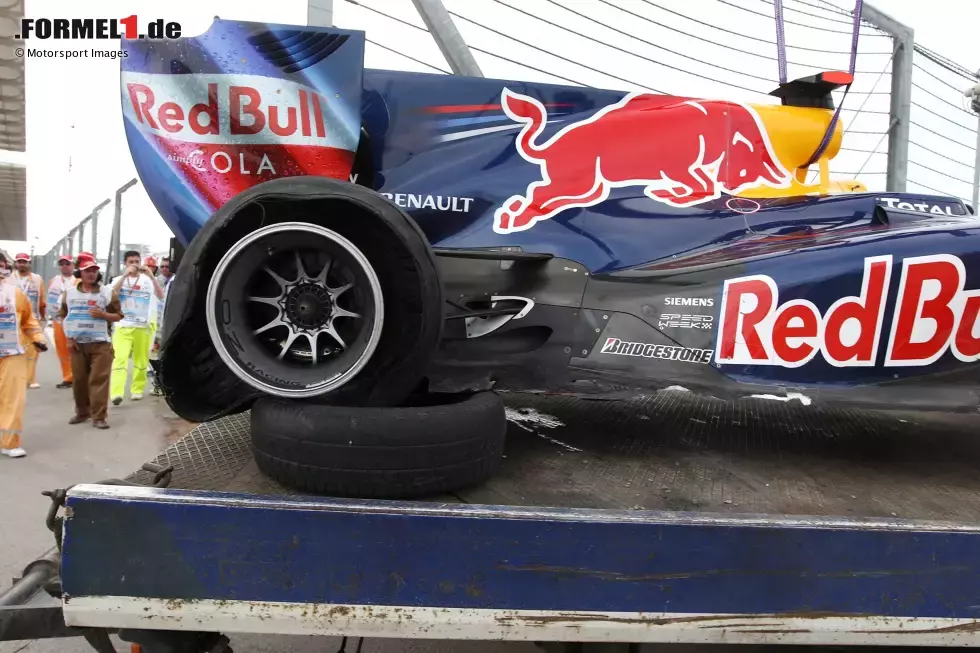 Foto zur News: Während sein demolierter RB6 nach dem Unfall abtransportiert wird,...